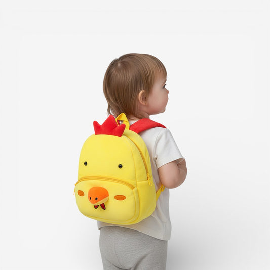 Enfant portant un sac à dos maternelle en peluche poussin vu de dos