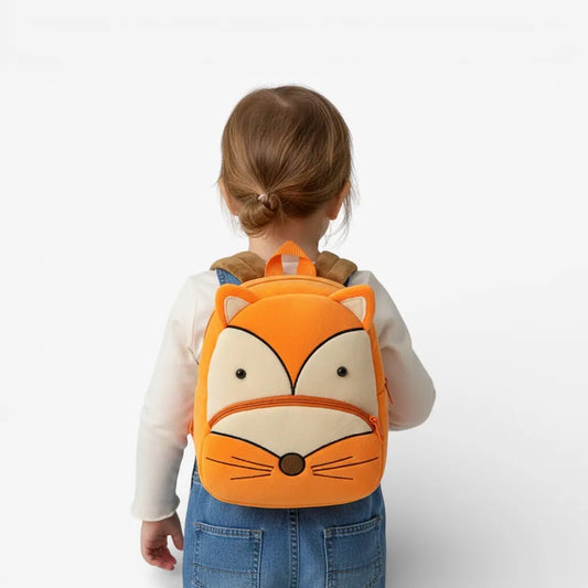 Sac à dos maternelle en peluche renard porté par un enfant