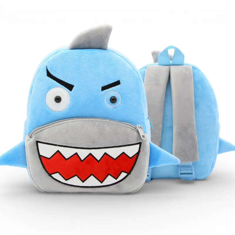 Vue de face et de dos du sac à dos maternelle en peluche requin