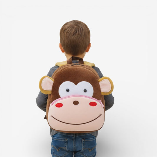 Sac à dos maternelle en peluche singe porté par un enfant de dos
