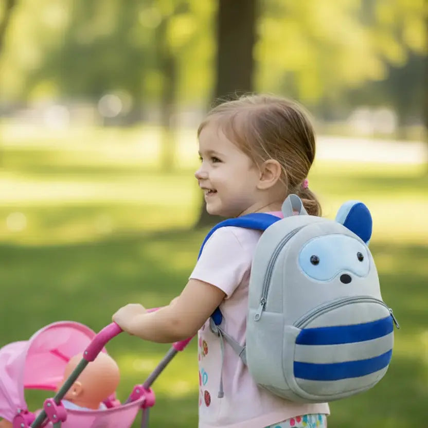 Enfant portant un sac à dos maternelle en peluche souris en extérieur