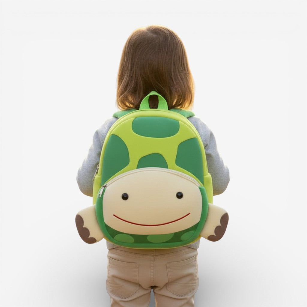 Sac à dos maternelle en peluche tortue porté par un enfant