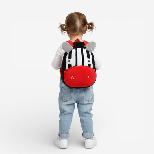 Enfant portant un sac à dos maternelle en peluche zèbre vu de dos