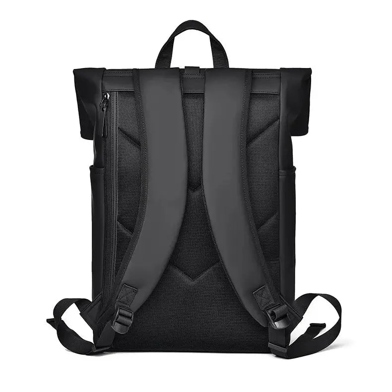 Vue arrière du sac à dos noir avec bretelles épaisses et dos respirant