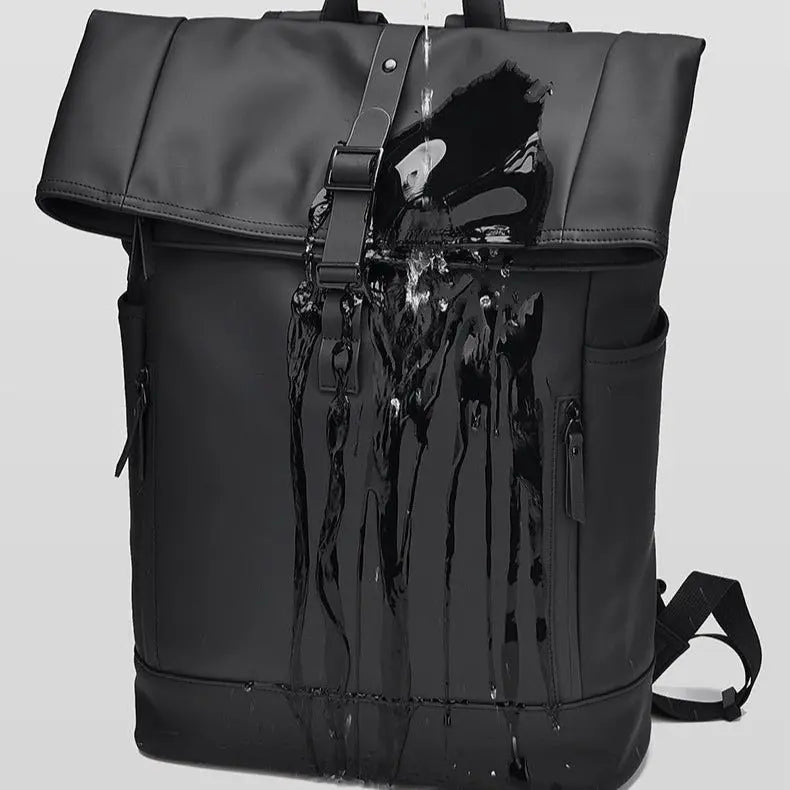 Sac à dos noir étanche avec eau versée en démonstration d’imperméabilité