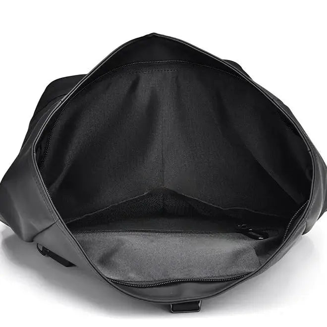 Intérieur vide du sac à dos noir avec large ouverture zippée