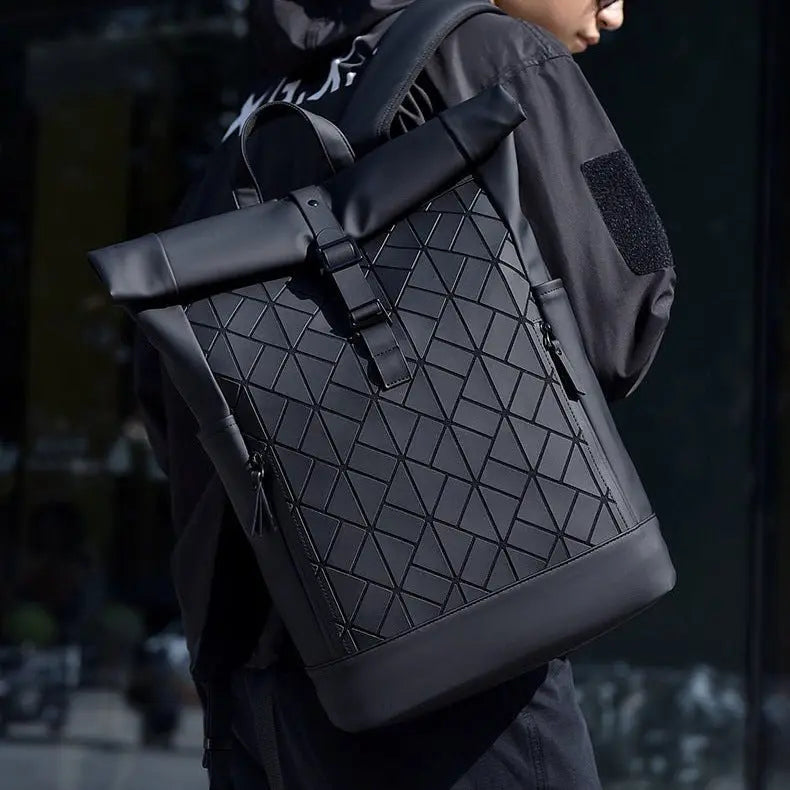 Sac à dos noir à motif géométrique porté par un homme en veste noire