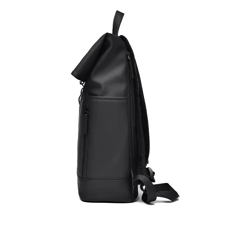 Vue de profil du sac à dos noir avec poche latérale zippée