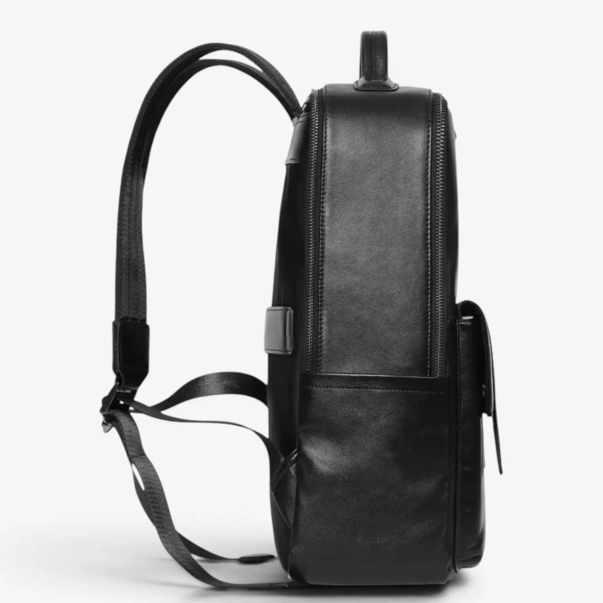 Vue latérale droite du sac à dos ordinateur en cuir lisse noir avec bretelles réglables