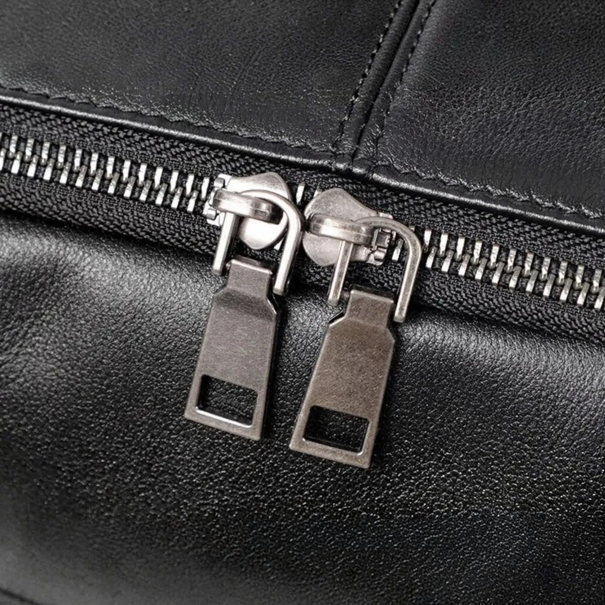 Détail de la fermeture éclair métallique du sac à dos ordinateur en cuir noir