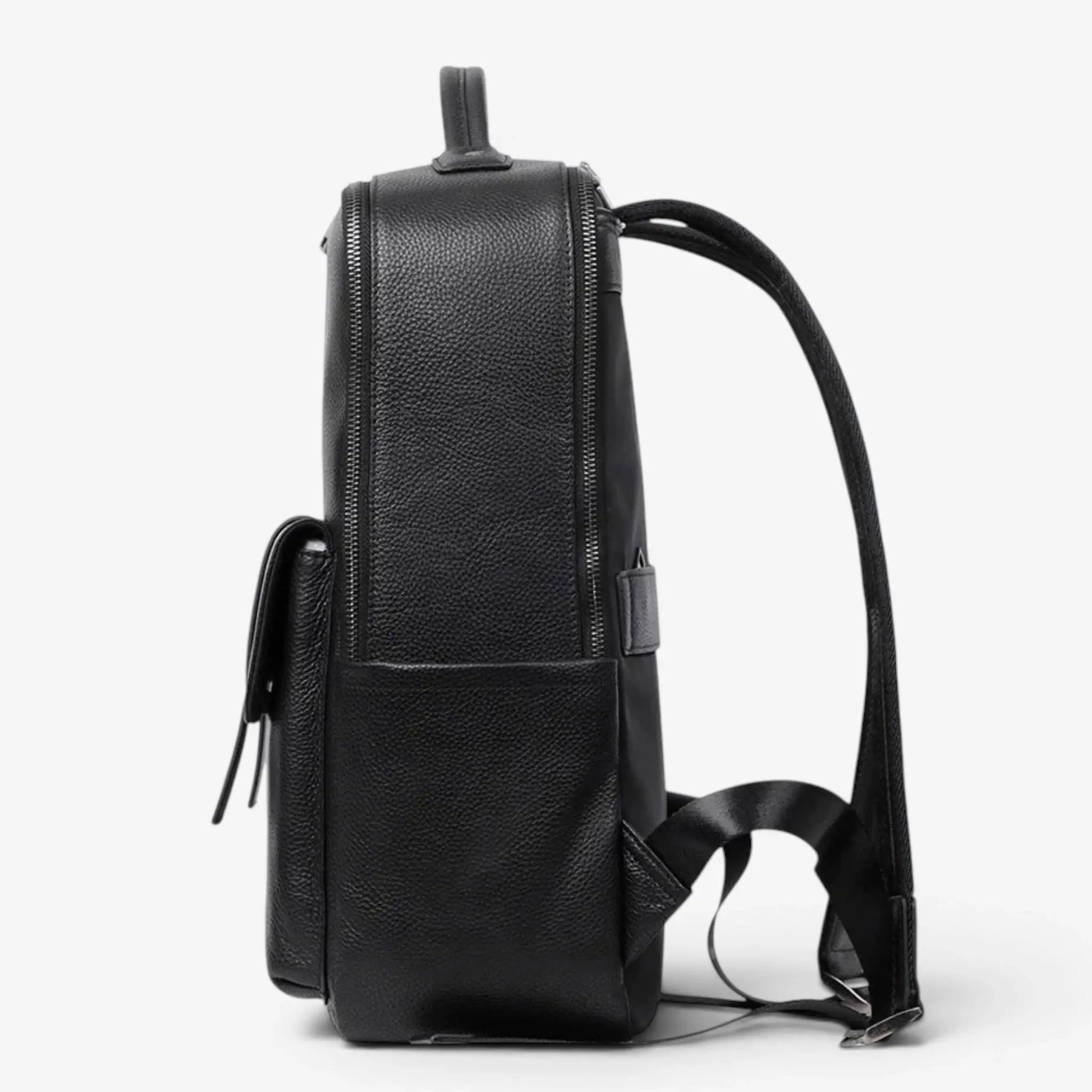 Vue latérale gauche du sac à dos ordinateur en cuir noir pour homme