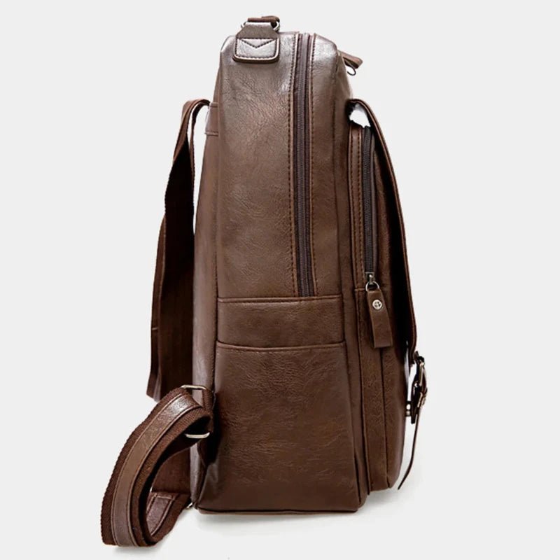 Vue latérale d’un sac à dos ordinateur marron clair en cuir synthétique