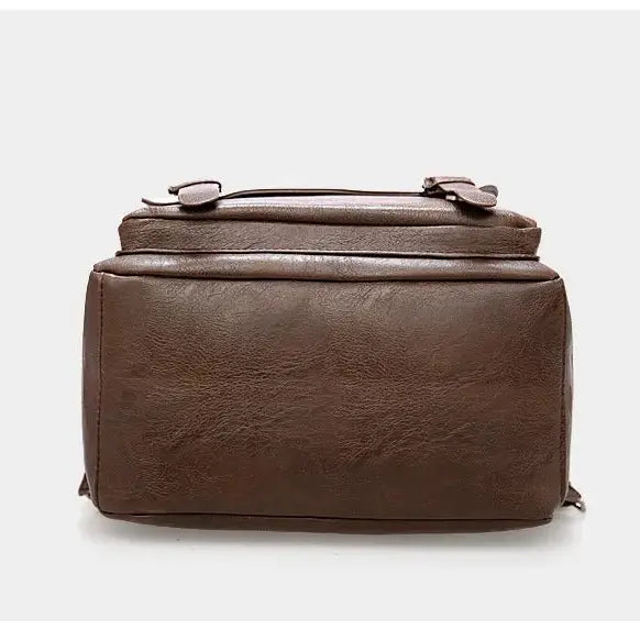 Vue de la base d’un sac à dos ordinateur marron foncé en cuir synthétique