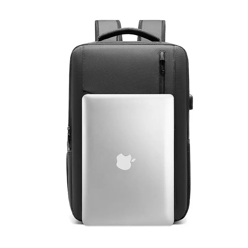Sac à dos noir pour ordinateur portable avec poche extérieure accueillant un MacBook.