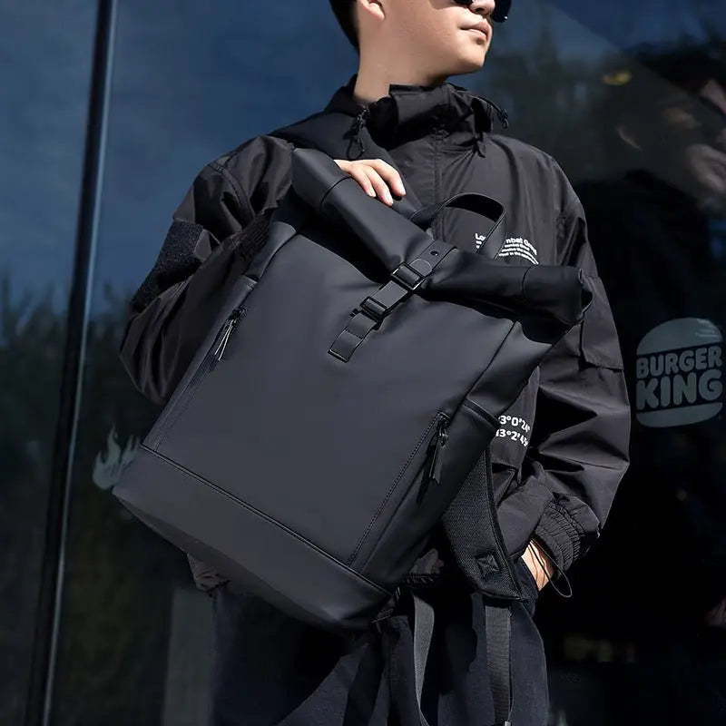 Sac à dos noir imperméable porté – look urbain et moderne