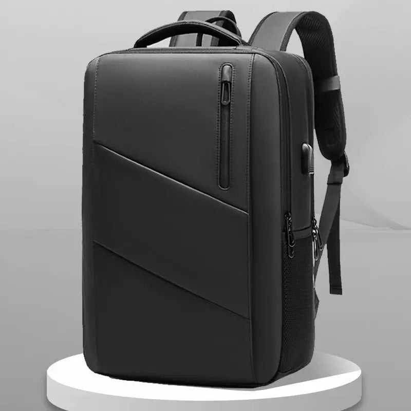 Sac à dos noir pour ordinateur portable posé sur un présentoir, design moderne et structuré.