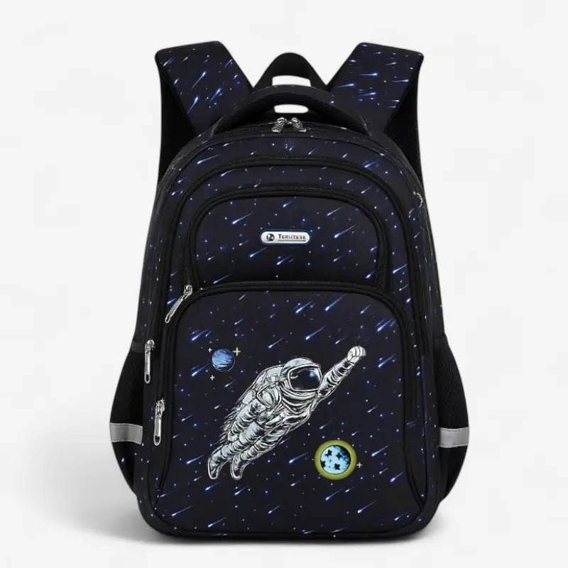 Vue avant du sac à dos orthopédique noir avec motif d’astronaute argenté et fond spatial.