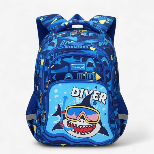 Vue avant du sac à dos orthopédique bleu avec motif de requin plongeur et inscription Diver.