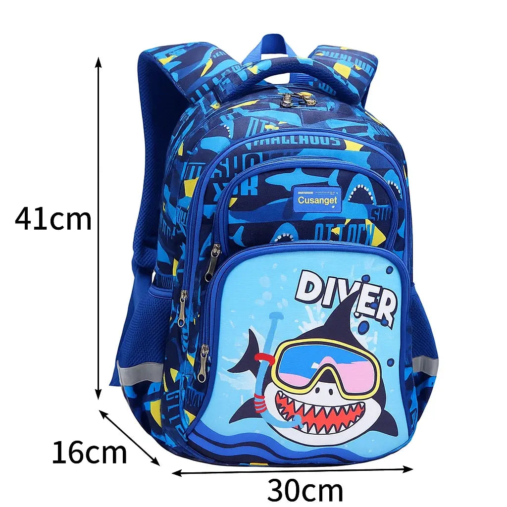 Sac à dos orthopédique bleu motif requin plongeur avec dimensions 41 × 30 × 16 cm affichées.