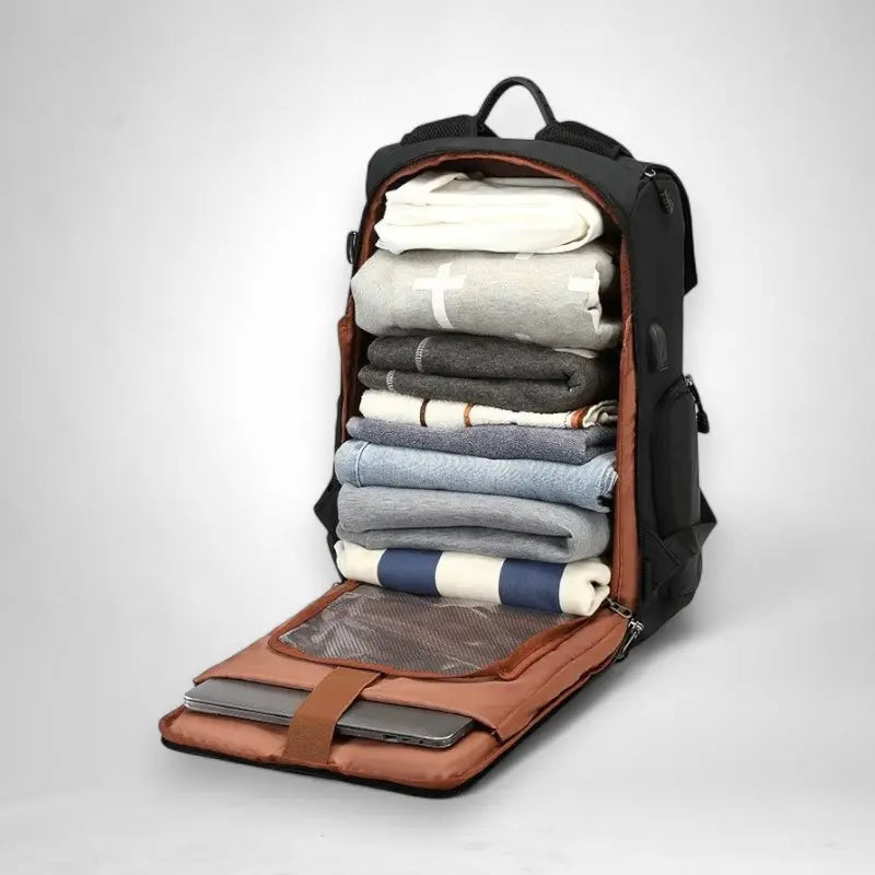 Sac à dos photo noir ouvert contenant des vêtements et rangements modulables