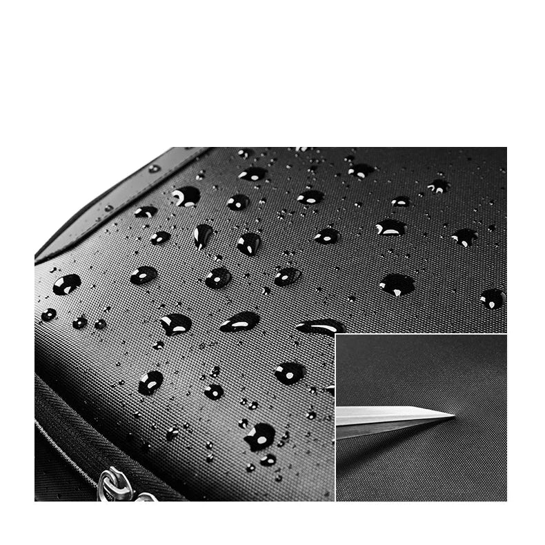 Gros plan sur le tissu imperméable du sac photo noir avec gouttes d’eau en surface