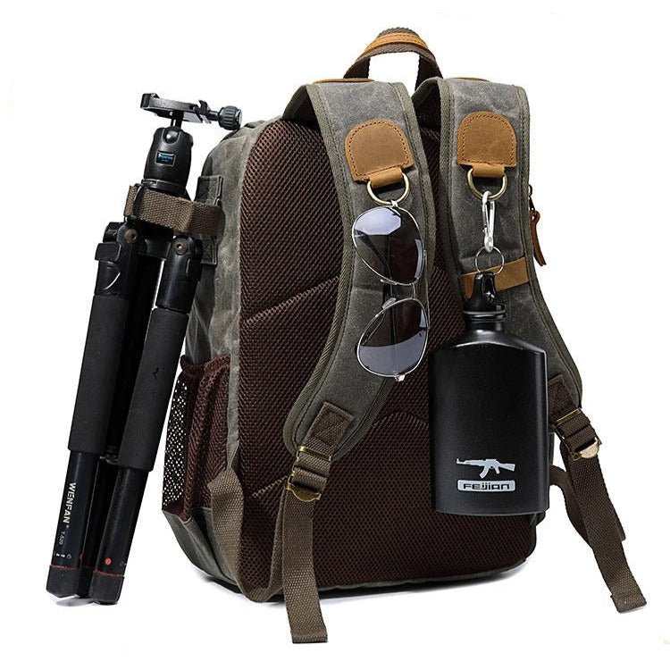 sac à dos photo vintage avec trépied et gourde accrochés