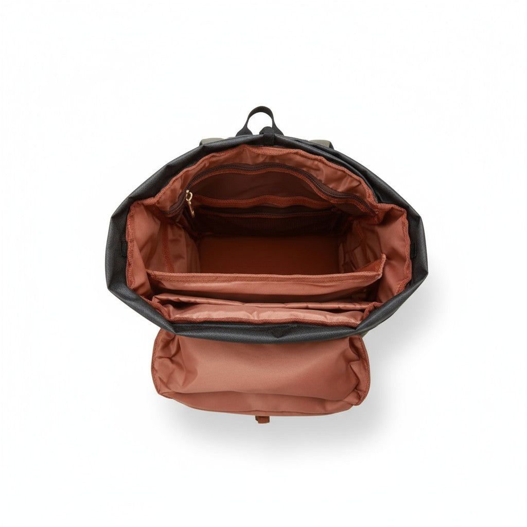 Intérieur vide d’un sac à dos photo en toile verte avec doublure compartimentée