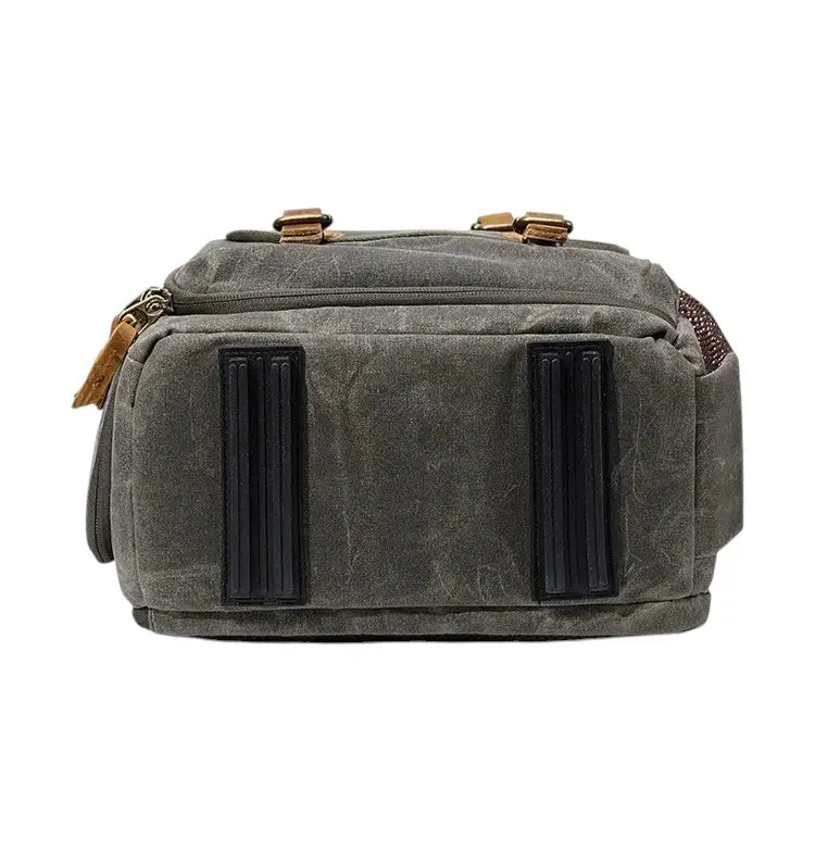 Sac photo en toile imperméable vu de dessous avec base renforcée et coutures solides