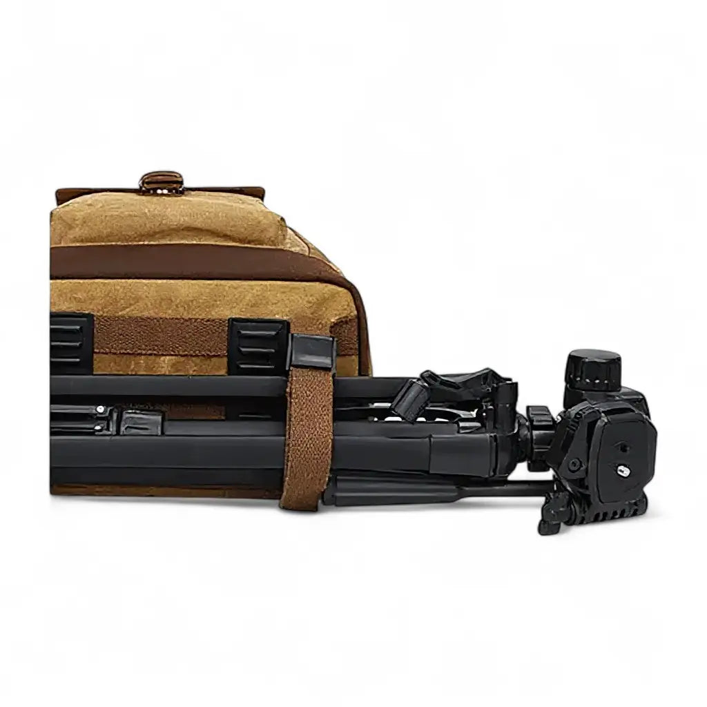 Sac à dos photo vintage étanche en toile et cuir avec trépied fixé dessous grâce à une sangle