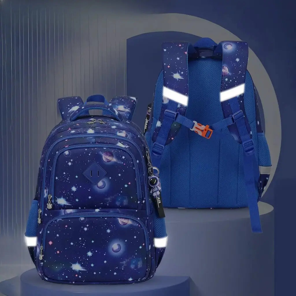 Sac à dos scolaire enfant bleu motif galaxie, vue de dos avec bandes réfléchissantes pour sécurité nocturne.