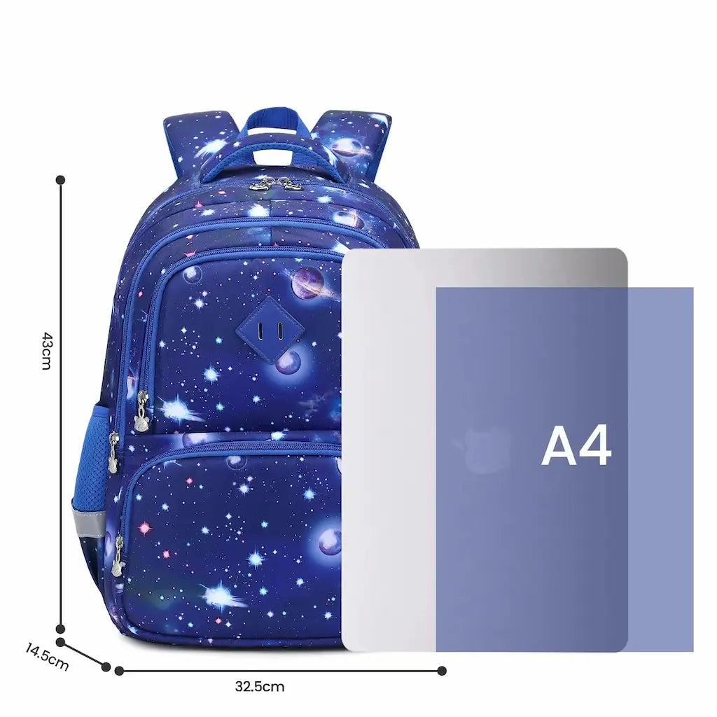 Sac à dos scolaire enfant bleu motif galaxie, vue de face avec comparaison de format A4.