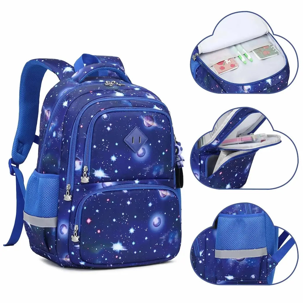 Sac à dos scolaire enfant bleu motif galaxie, avec vue d’ensemble et gros plans sur les compartiments et poches.