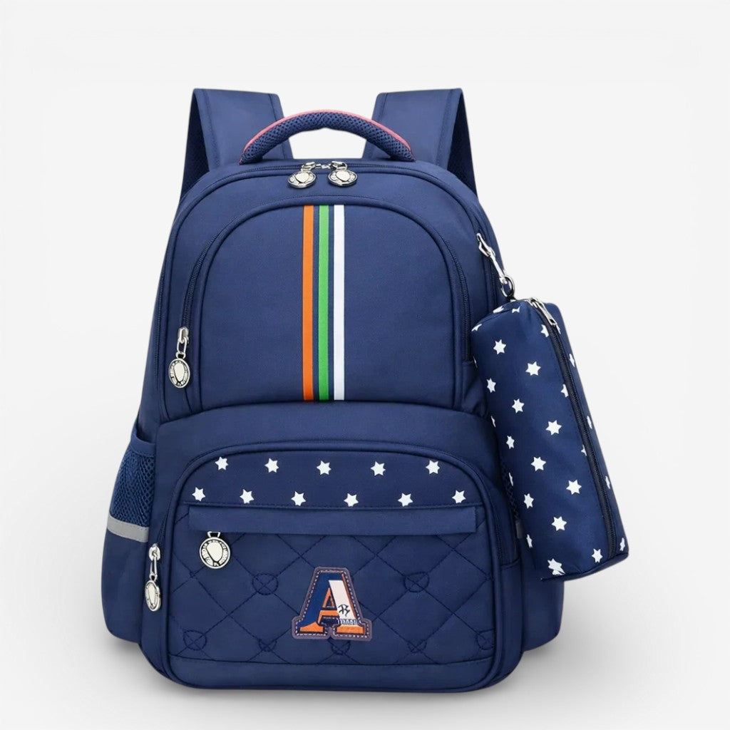 Vue de face du sac à dos scolaire ergonomique bleu avec rayure arc-en-ciel et trousse assortie à motifs d’étoiles.