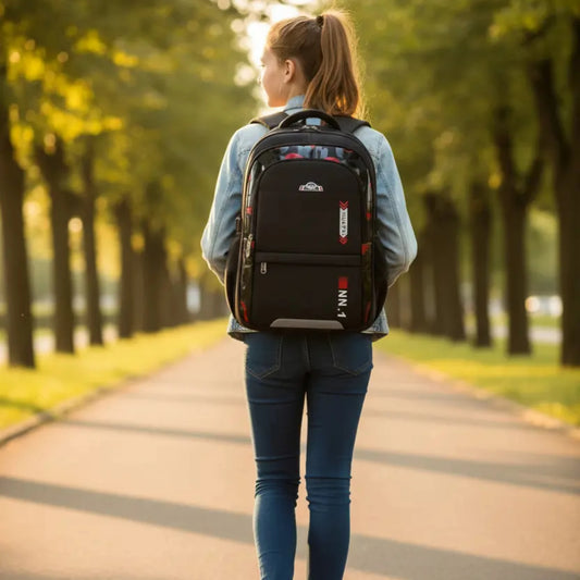 Sac à dos scolaire ergonomique fille noir et rouge porté de dos en extérieur pour primaire et collège