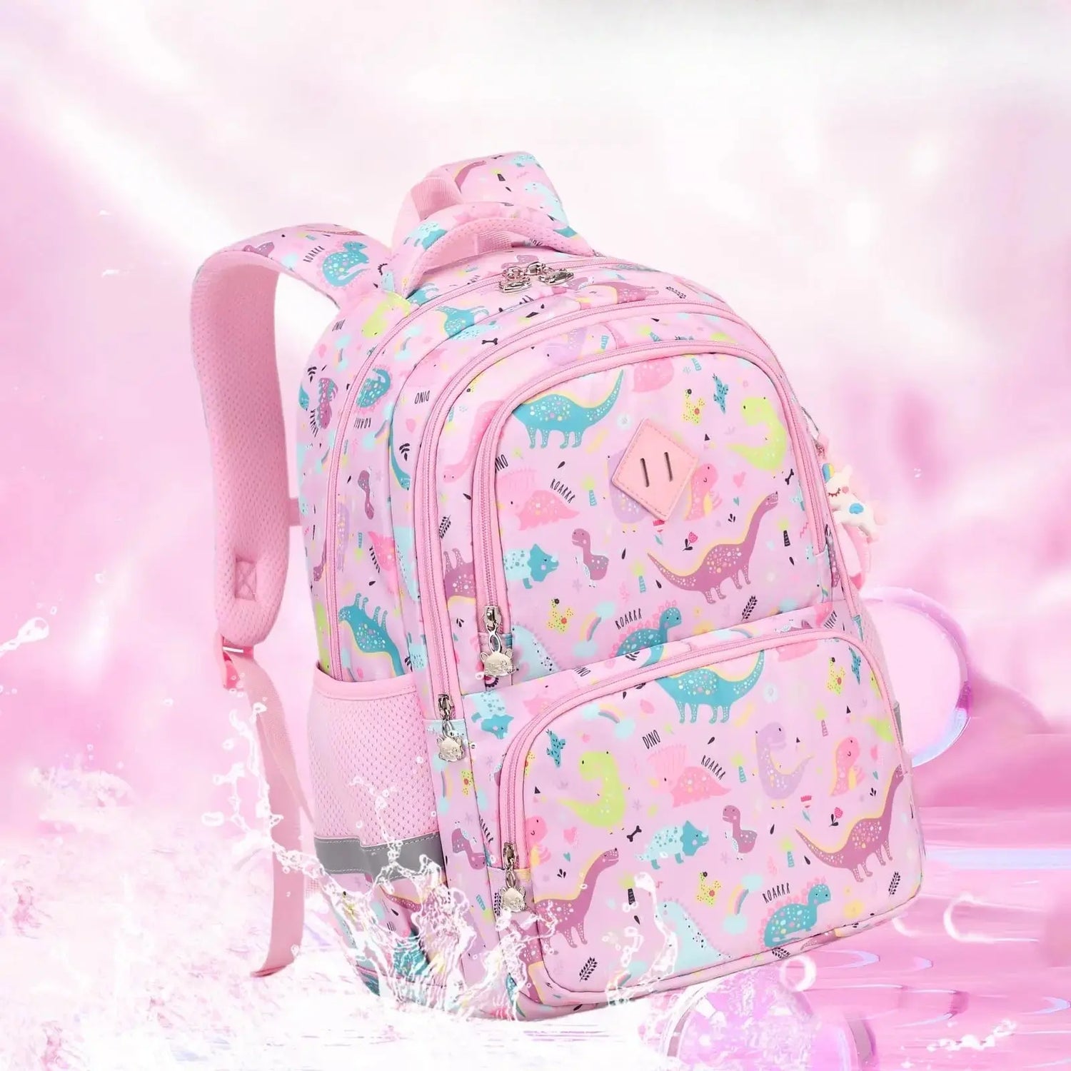 Sac à dos scolaire rose pour fille avec motifs dinosaure, vue de profil sur fond rose lumineux.