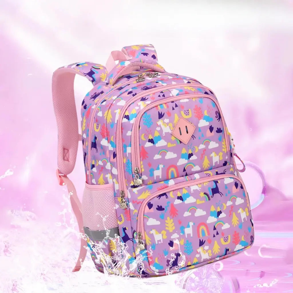  Sac à dos scolaire rose imperméable pour fille avec motifs colorés, posé sur fond rose éclatant.