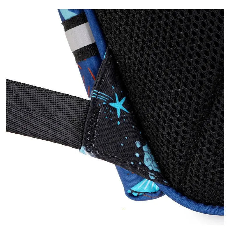 Gros plan sur la bretelle renforcée du sac à dos scolaire motif galaxie bleu