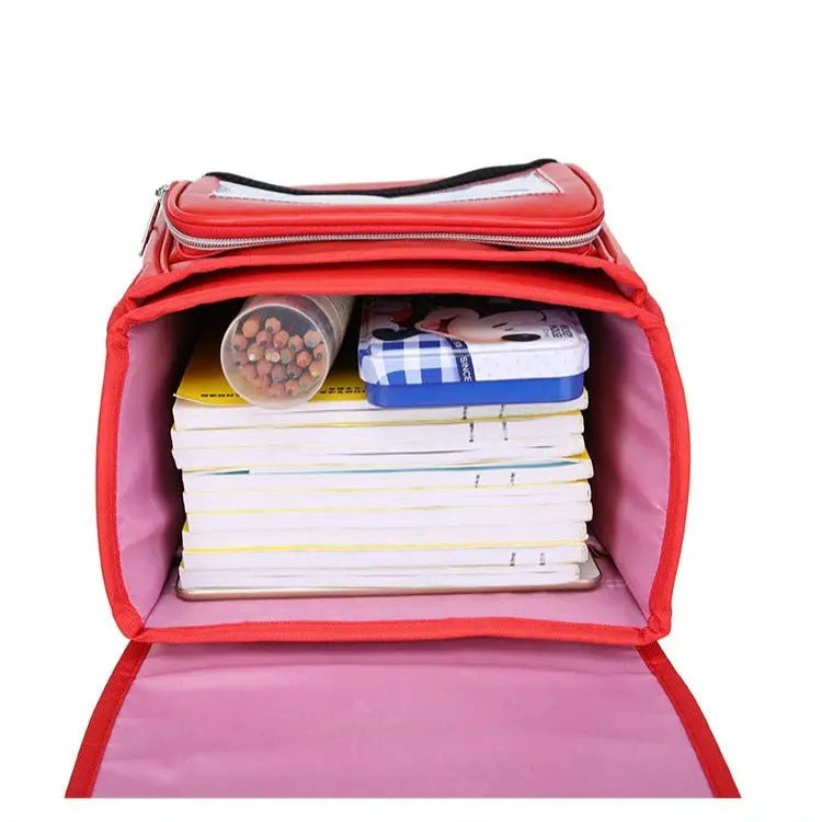 Intérieur d’un sac à dos scolaire japonais rigide rouge avec compartiments pour cahiers