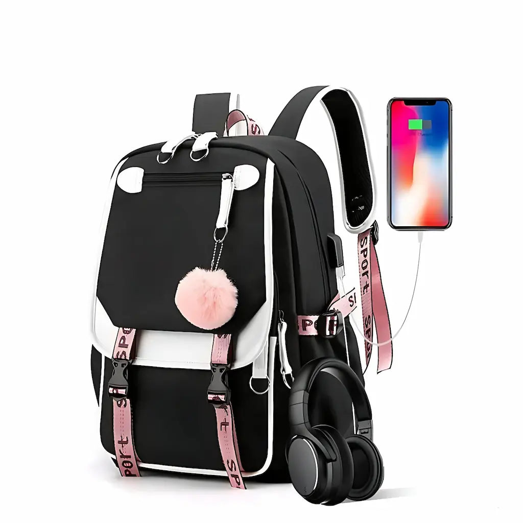 Sac à dos scolaire noir et rose avec port USB et pompon décoratif, connecté à un smartphone et un casque audio.