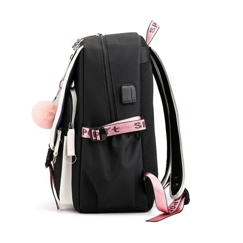 Sac à dos scolaire noir et rose avec port USB et pompon décoratif, vue de côté.