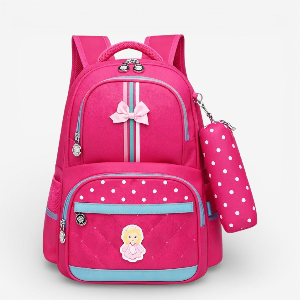 Sac à dos scolaire rose foncé avec trousse assortie et détail sur la poche avant.
