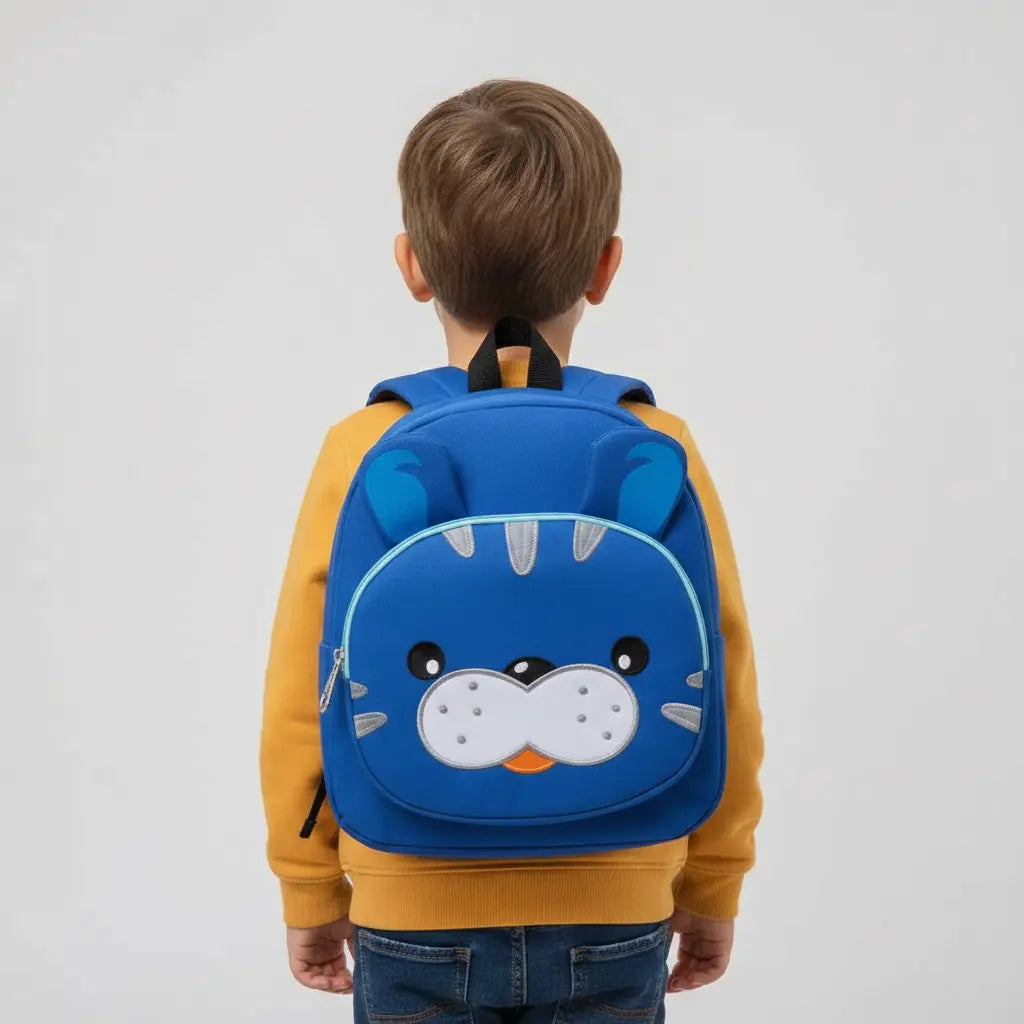 Enfant portant un sac à dos tigre bleu pour maternelle en photo studio