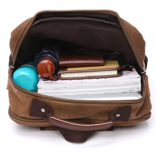 Intérieur du sac à dos rempli avec livres, trousse et bouteille