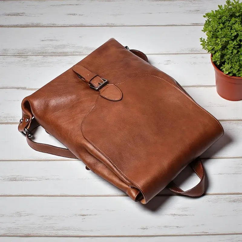 Vue en angle du sac à dos vintage en cuir pleine fleur marron