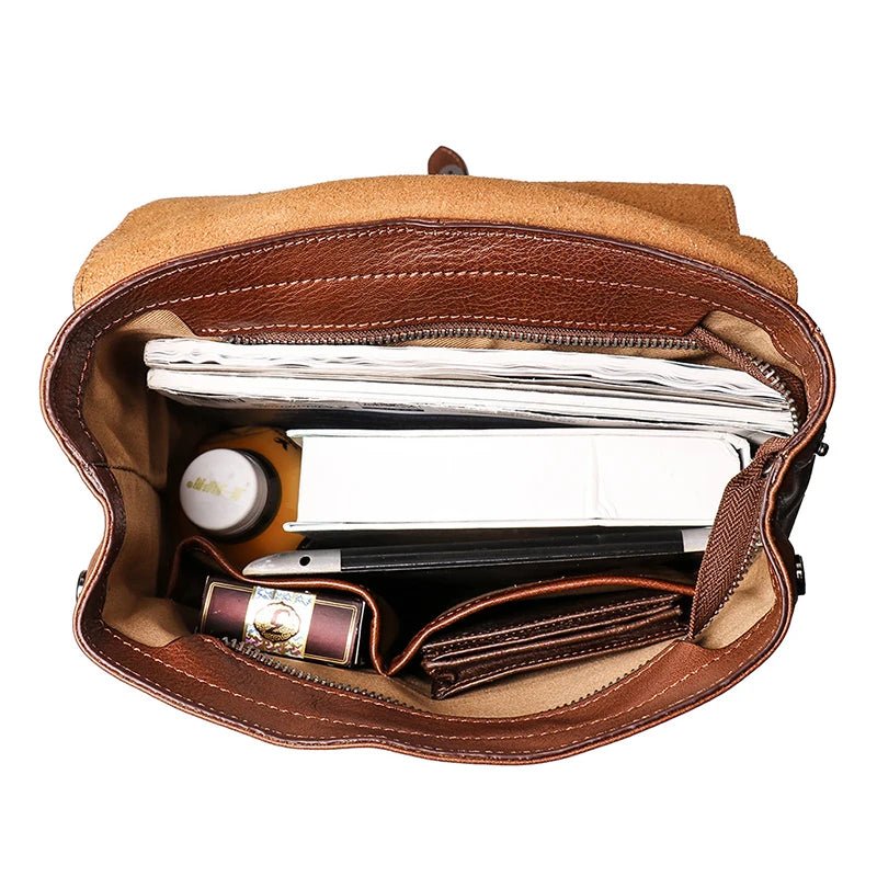 Intérieur du sac à dos vintage en cuir pleine fleur avec accessoires