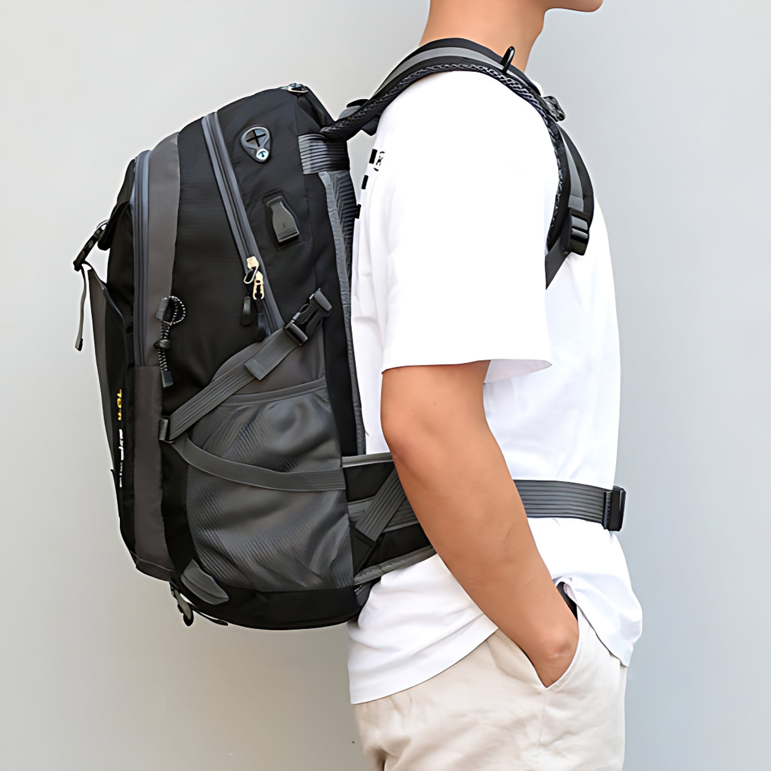 Sac à dos de voyage 40L noir porté sur le dos d’un homme