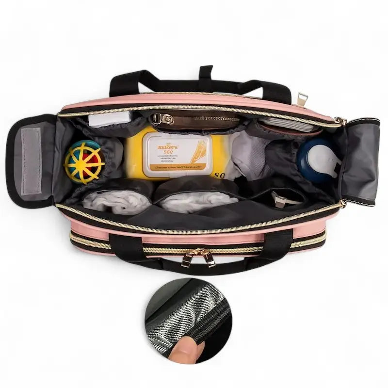 Intérieur du sac à langer bandoulière Oxford avec biberons et accessoires rangés