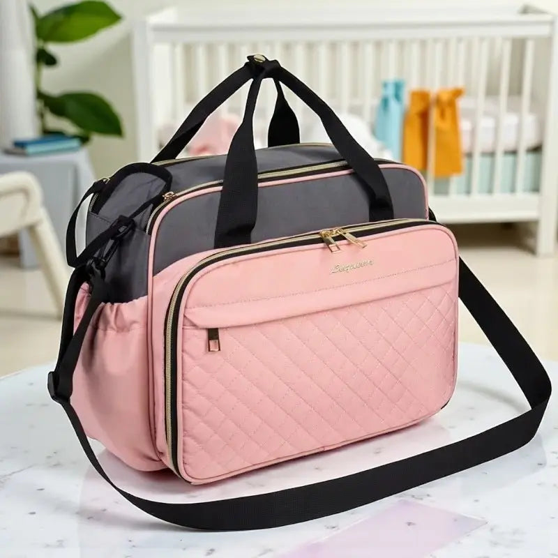 Sac à langer bandoulière Oxford rose avec bandoulière noire et grande poche avant
