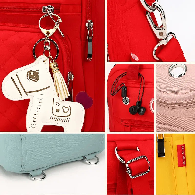 Gros plan sur les finitions du sac à langer bébé rouge avec breloque cheval