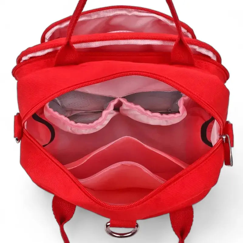 Vue intérieure d’un sac à langer bébé rouge avec compartiments